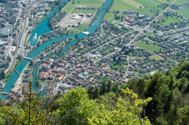 güzel görünümünden Interlaken kasaba, Eiger, monchi ve Jungfrau dağlar ve Lake Thun ve göl Brienz iki göl köprü görüntüleme platformu üzerinde daha zor Kulm, İsviçre