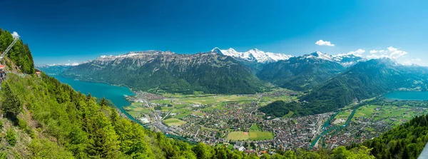 美しい景色インターラーケン市街 アイガー メンヒ ユングフラウの山々 とトゥーン湖とブリエンツ湖 湖橋展望台からクルム スイスの困難 — ストック写真