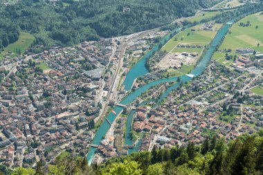 Interlaken kasaba, Eiger, Mnch ve Jungfrau dağlardan iki göl köprü görüntüleme platformu güzel görünümü üzerinde daha zor Kulm, İsviçre