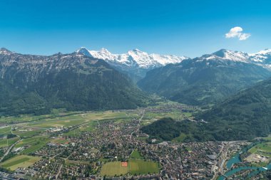 Interlaken kasaba, Eiger, Mnch ve Jungfrau dağlardan iki göl köprü görüntüleme platformu güzel görünümü üzerinde daha zor Kulm, İsviçre