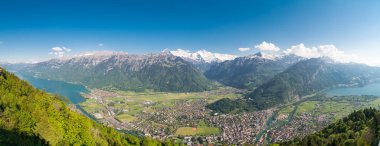 güzel görünümünden Interlaken kasaba ve Lake Thun iki göl köprü görüntüleme platformu üzerinde daha zor Kulm, İsviçre