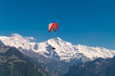 Güzel Interlaken vadisi ve Brienz ve Thun gölleri üzerinde uçan para-uçak, Harder Kulm, İsviçre 