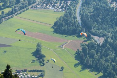 Güzel Interlaken vadisi ve Brienz ve Thun gölleri üzerinde uçan para-uçaklar, Harder Kulm, İsviçre 