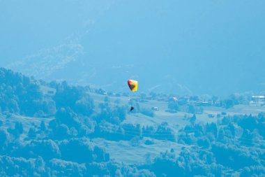 Güzel Interlaken vadisi ve Brienz ve Thun gölleri üzerinde uçan para-uçak, Harder Kulm, İsviçre 