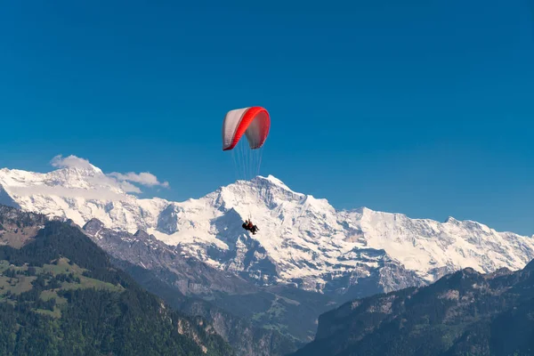 Güzel Interlaken vadisi ve Brienz ve Thun gölleri üzerinde uçan para-uçak, Harder Kulm, İsviçre 