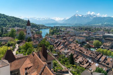 Muhteşem görünümü Thun şehir ve Lake Thun Ortaçağ Kalesi: Thun (Almanca: Schloss Thun), İsviçre 
