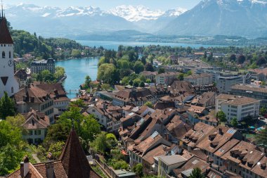 Muhteşem görünümü Thun şehir ve Lake Thun Ortaçağ Kalesi: Thun (Almanca: Schloss Thun), İsviçre 
