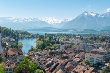 Muhteşem görünümü Thun şehir ve Lake Thun Ortaçağ Kalesi: Thun (Almanca: Schloss Thun), İsviçre 