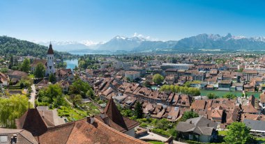 Muhteşem görünümü Thun şehir ve Lake Thun Ortaçağ Kalesi: Thun (Almanca: Schloss Thun), İsviçre 