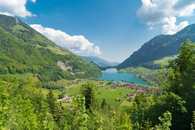 Muhteşem dağ ve göl Sarnen (Sarnersee) panorama İsviçre Alpleri peyzaj, İsviçre