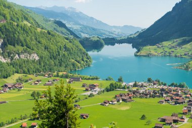 Muhteşem dağ ve göl Sarnen (Sarnersee) panorama İsviçre Alpleri peyzaj, İsviçre