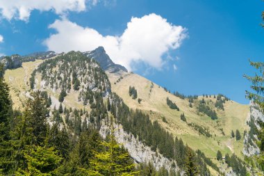 Muhteşem dağ manzaralarına ve Pilatus Kulm, İsviçre İsviçre Alpleri yataydan hiking trail