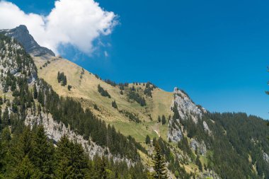 Muhteşem dağ manzaralarına ve Pilatus Kulm, İsviçre İsviçre Alpleri yataydan hiking trail