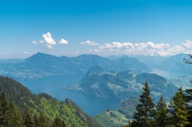 Muhteşem dağ ve göl Alpnacher (Alpnachersee) ve Luzern Gölü Panoraması Pilatus Kulm, İsviçre