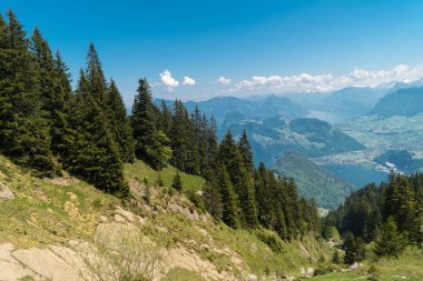 Muhteşem dağ manzaralarına ve Pilatus Kulm, İsviçre İsviçre Alpleri yataydan hiking trail
