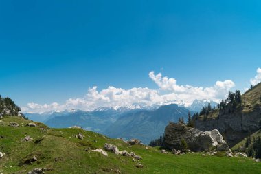 Muhteşem dağ manzaralarına ve Pilatus Kulm, İsviçre İsviçre Alpleri yataydan hiking trail