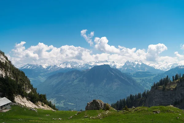 壮观的山景和来自瑞士皮拉图斯 库尔姆的阿尔卑斯山景观中的远足小径 — 图库照片