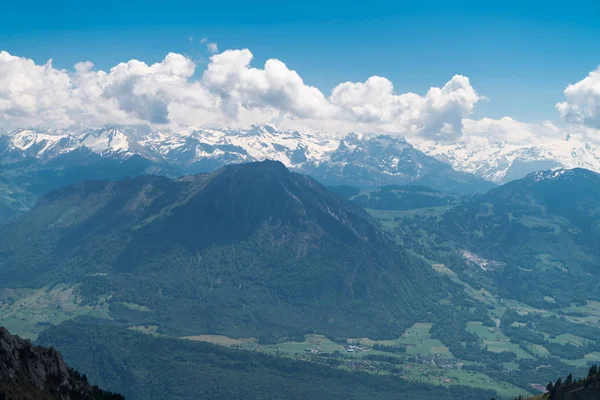 壮观的山景和来自瑞士皮拉图斯 库尔姆的阿尔卑斯山景观中的远足小径 — 图库照片