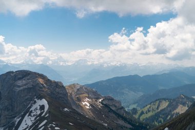 Muhteşem dağ manzaralarına ve Pilatus Kulm, İsviçre İsviçre Alpleri yataydan hiking trail