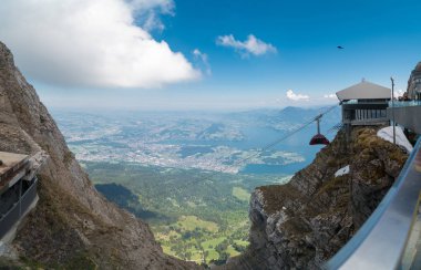 Muhteşem dağ ve göl Alpnacher (Alpnachersee) ve Luzern Gölü Panoraması Pilatus Kulm, İsviçre