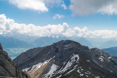 Muhteşem dağ manzaralarına ve Pilatus Kulm, İsviçre İsviçre Alpleri yataydan hiking trail