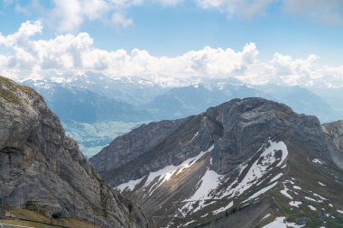 Muhteşem dağ manzaralarına ve Pilatus Kulm, İsviçre İsviçre Alpleri yataydan hiking trail