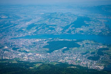 güzel görünümünden Interlaken kasaba ve Lake Thun iki göl köprü görüntüleme platformu üzerinde daha zor Kulm, İsviçre