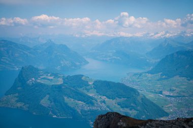 güzel görünümünden Interlaken kasaba ve Lake Thun iki göl köprü görüntüleme platformu üzerinde daha zor Kulm, İsviçre