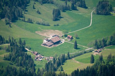 güzel görünümünden Interlaken kasaba ve Lake Thun iki göl köprü görüntüleme platformu üzerinde daha zor Kulm, İsviçre