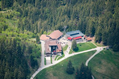 güzel görünümünden Interlaken kasaba ve Lake Thun iki göl köprü görüntüleme platformu üzerinde daha zor Kulm, İsviçre
