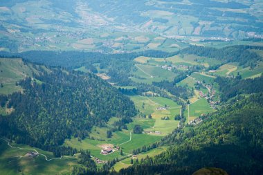 güzel görünümünden Interlaken kasaba ve Lake Thun iki göl köprü görüntüleme platformu üzerinde daha zor Kulm, İsviçre