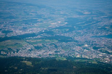 güzel görünümünden Interlaken kasaba ve Lake Thun iki göl köprü görüntüleme platformu üzerinde daha zor Kulm, İsviçre