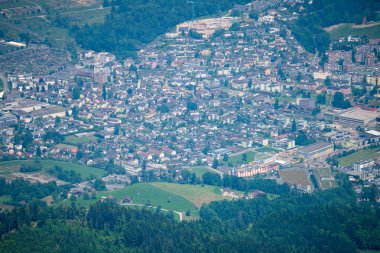 güzel görünümünden Interlaken kasaba ve Lake Thun iki göl köprü görüntüleme platformu üzerinde daha zor Kulm, İsviçre