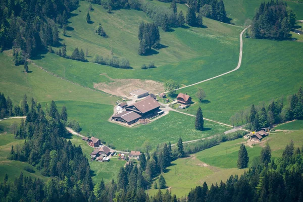 güzel görünümünden Interlaken kasaba ve Lake Thun iki göl köprü görüntüleme platformu üzerinde daha zor Kulm, İsviçre