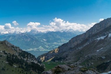 Muhteşem dağ manzaralarına ve yürüyüş Lauterbrunnen bölge, İsviçre İsviçre Alpleri peyzaj Stechelberg yakınındaki iz