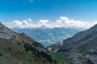 Muhteşem dağ manzaralarına ve Pilatus Kulm, İsviçre İsviçre Alpleri yataydan hiking trail 