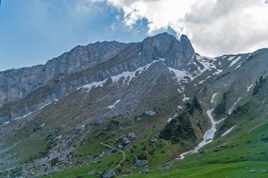 Muhteşem dağ manzaralarına ve Pilatus Kulm, İsviçre İsviçre Alpleri yataydan hiking trail 