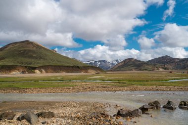 Landmannalaugar Milli Parkı renkli volkanik dağların güzel doğal panorama, İzlanda