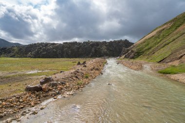 Landmannalaugar Milli Parkı renkli volkanik dağların güzel doğal panorama, İzlanda