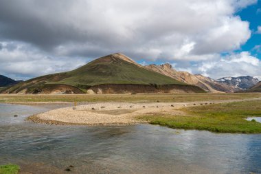 Landmannalaugar Milli Parkı renkli volkanik dağların güzel doğal panorama, İzlanda