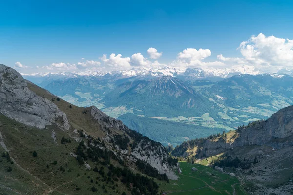 Muhteşem dağ manzaralarına ve yürüyüş Lauterbrunnen bölge, İsviçre İsviçre Alpleri peyzaj Stechelberg yakınındaki iz