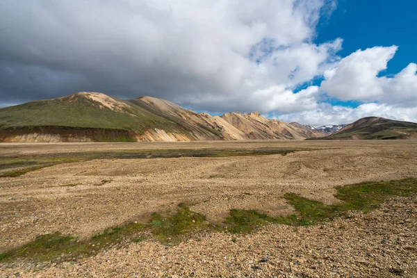 Landmannalaugar Milli Parkı renkli volkanik dağların güzel doğal panorama, İzlanda 