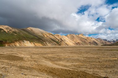 Landmannalaugar Milli Parkı renkli volkanik dağların güzel doğal panorama, İzlanda 