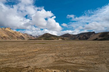 Landmannalaugar Milli Parkı renkli volkanik dağların güzel doğal panorama, İzlanda 