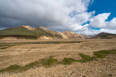 Landmannalaugar Milli Parkı renkli volkanik dağların güzel doğal panorama, İzlanda