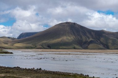 Landmannalaugar Milli Parkı renkli volkanik dağların güzel doğal panorama, İzlanda