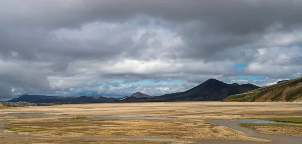 Landmannalaugar Milli Parkı renkli volkanik dağların güzel doğal panorama, İzlanda