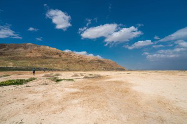 İsrail 'de Ölü Deniz' in maliyetine bakan Yehuda Çölü 'nün manzarası