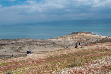 İsrail 'de Ölü Deniz' in maliyetine bakan Yehuda Çölü 'nün manzarası