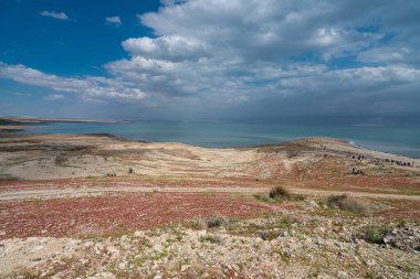 İsrail 'de Ölü Deniz' in maliyetine bakan Yehuda Çölü 'nün manzarası